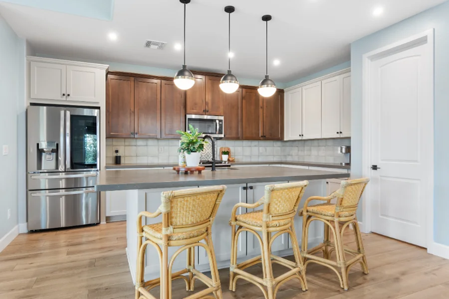 buyer step 03 kitchen Kitchen island with rattan stools and pendant lights