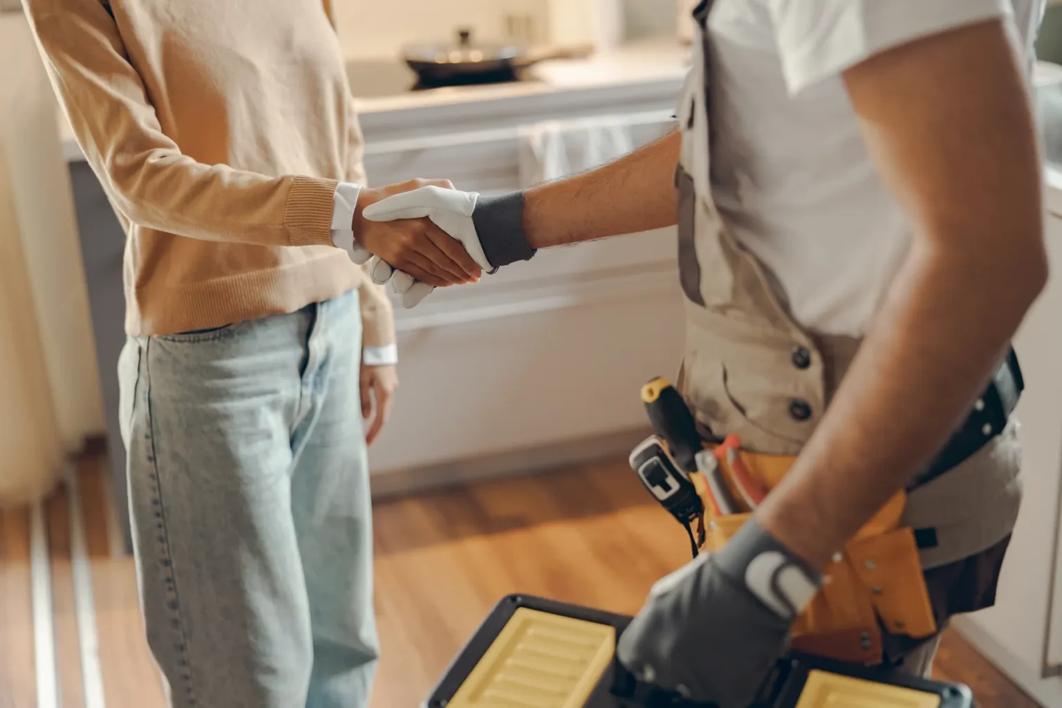 seller step 07 contractor Homeowner shaking hands with a contractor